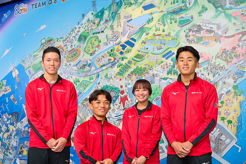 集合写真（左から小川航輝選手、山手勇一選手、坂本美海選手、渡邊脩選手）